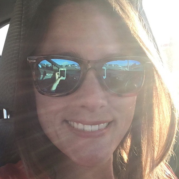 Meet your Posher, Julie - Picture 1 of 7